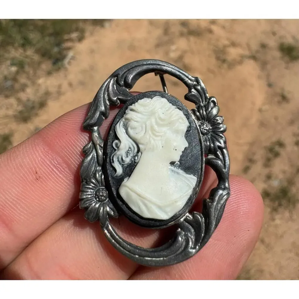 Vintage Cameo Jezlaine Signed Sterling Silver Brooch Pin 9.7 grams